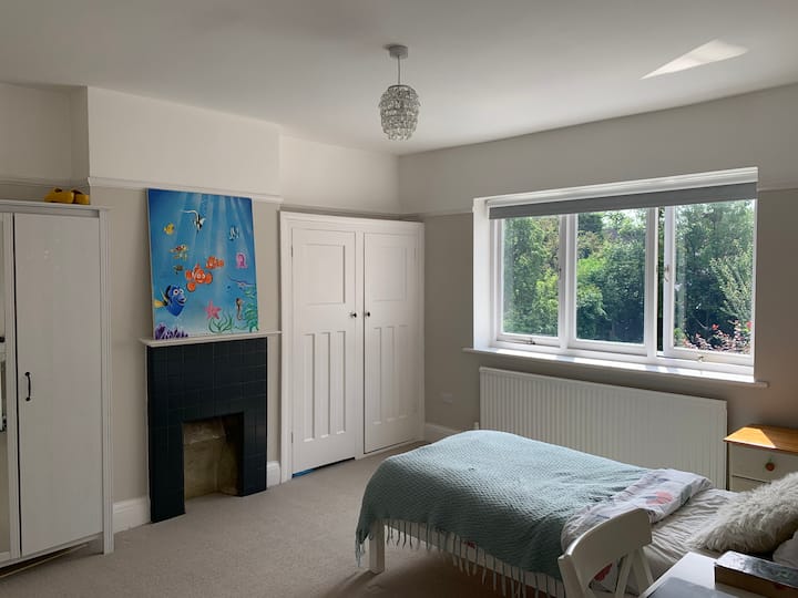 חדר שינה זוגי 1 (בתמונה מוצגת רק מיטת יחיד אחת, אבל ניתן לרהט אותה ב -2 מיטות יחיד)