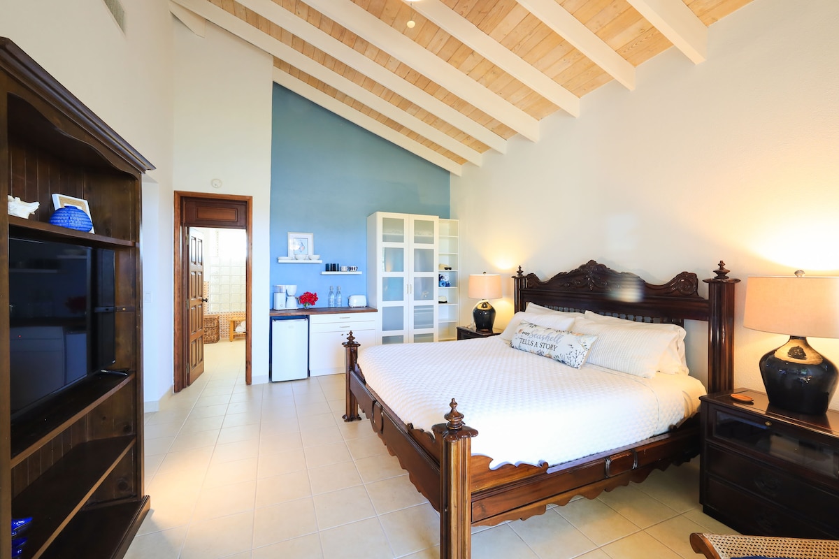 次卧配有2米宽双人床和套内卫生间。  在15英尺x10英尺的私人阳台上欣赏令人难以置信的美景。 