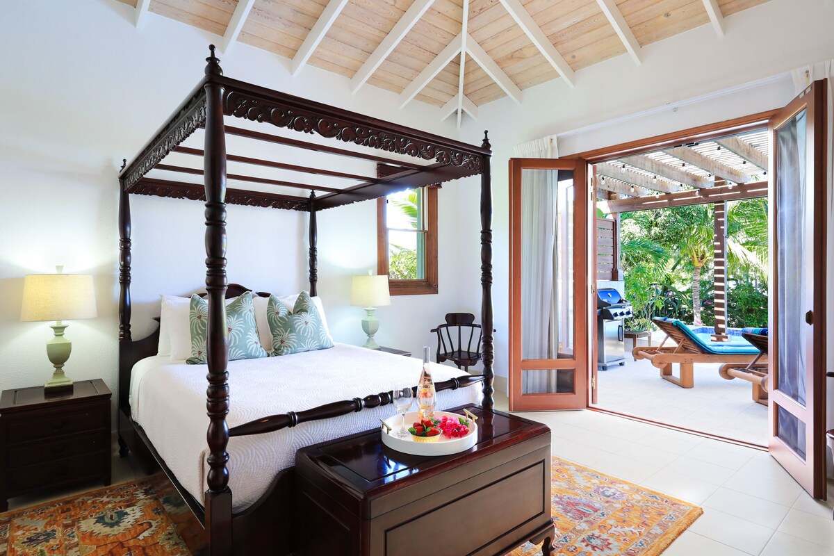 一楼卧室配有套内浴室和通往泳池和凉亭遮阳篷的休息区。