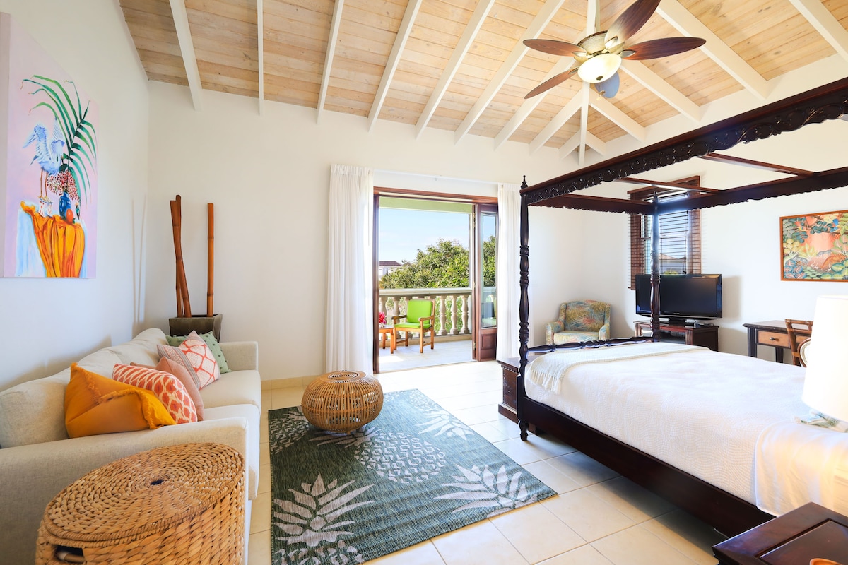 第三间卧室设有专用工作空间和大屏风阳台，可欣赏海景。此外，还有标准双人沙发床。