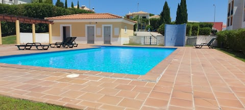 Successful Airbnb property: Apartment with pool and garden. Wifi and garage. in Alcantarilha