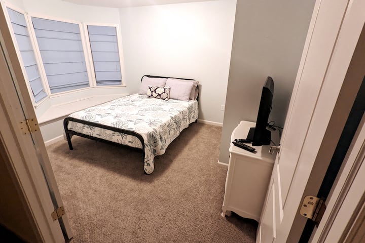 3号卧室位于公寓后方，飘窗自然采光充足。 