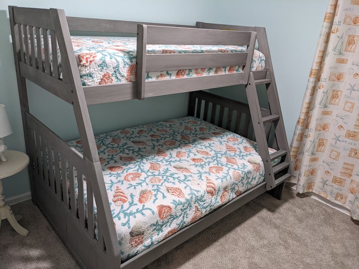 2号卧室下方配有双人床，上面配有两张单人床。 非常适合家庭、朋友和/或儿童入住。 