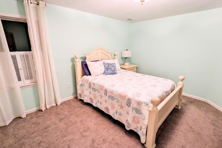 主卧室空间宽敞，还有两个衣柜、Roku电视、床头柜和梳妆台。 