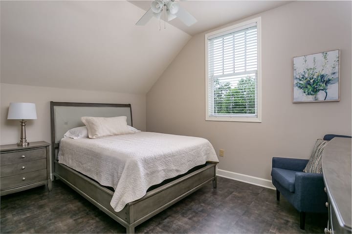 חדר שינה שני בקומה העליונה 