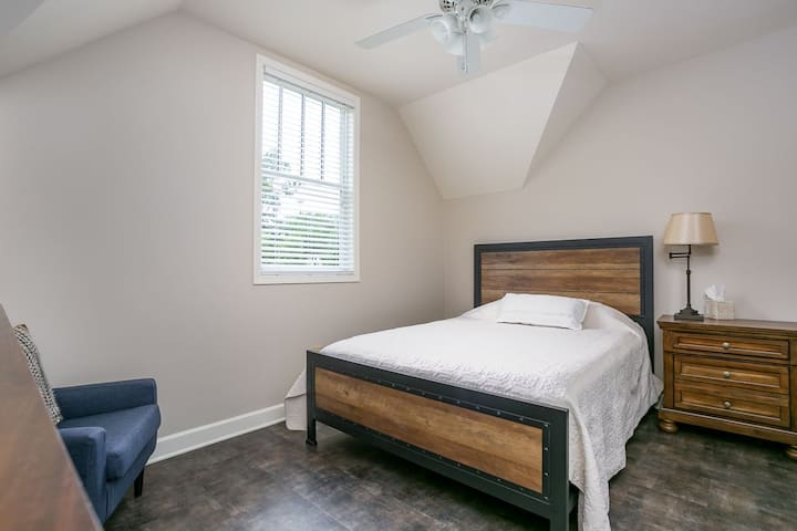 חדר שינה בקומה עליונה 