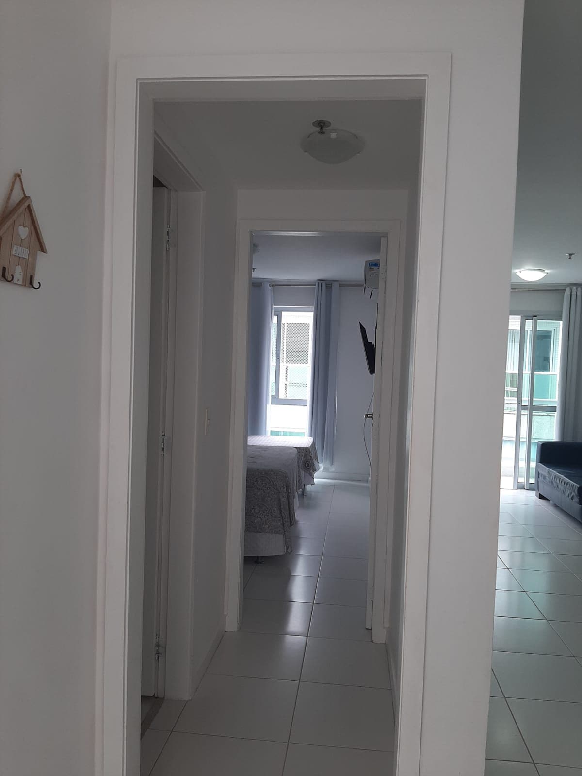 Entrada al "piso". Baño y dormitorio a la izquierda y cocina y sala de estar a la derecha.