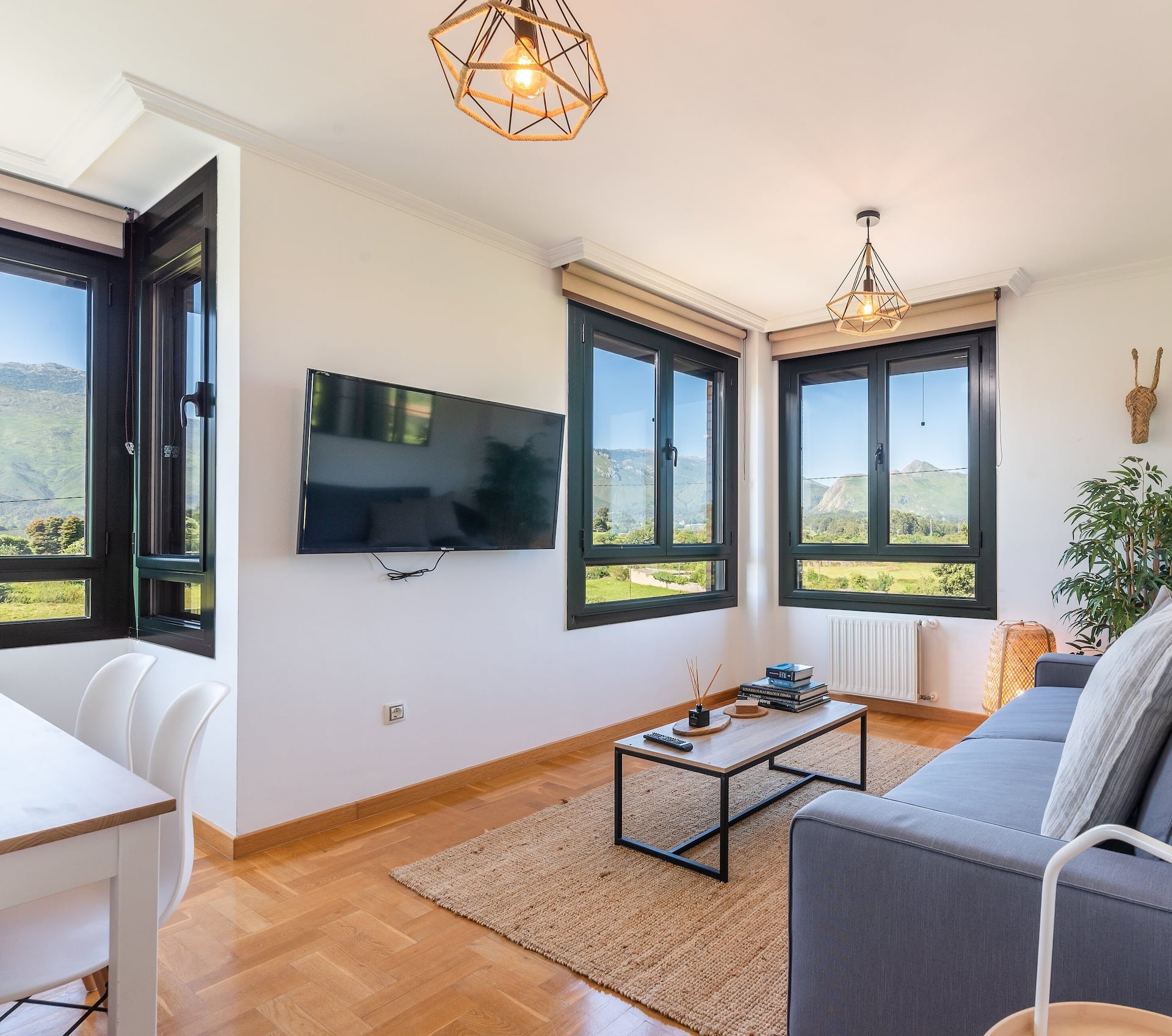 Amazing views, 2 bathrooms, elevator, 7 min downtown