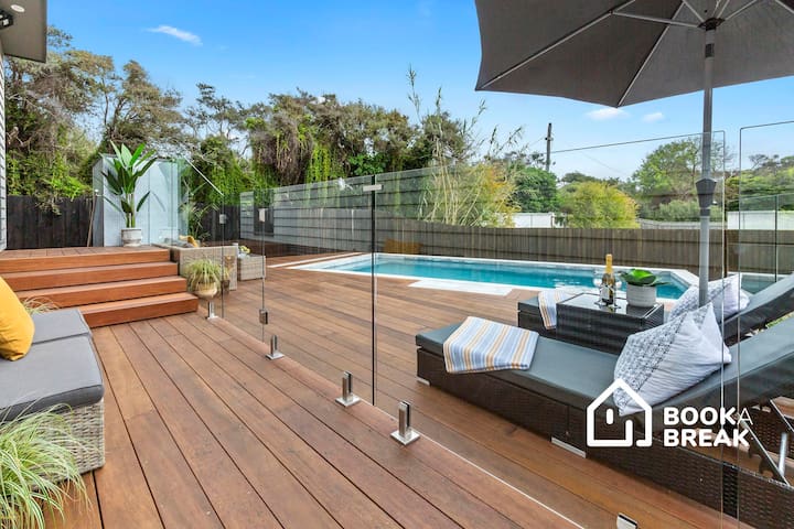 The Pelican – Stylish Poolside Oasis