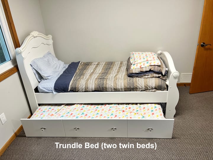 Chumba cha pili cha kulala kilicho na kitanda cha kusukumwa