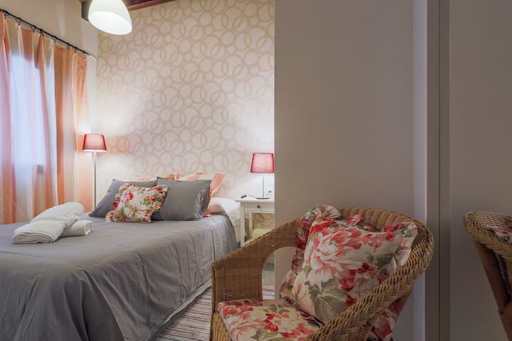 Спалня 1 с вграден гардероб и двойно легло. 