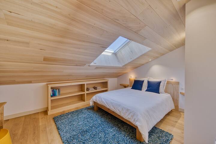 Chambre 2 avec lit de 160, meuble de rangement, velux avec store.  / Bedroom 2 with 160 bed, cupboard, skylight with blind.