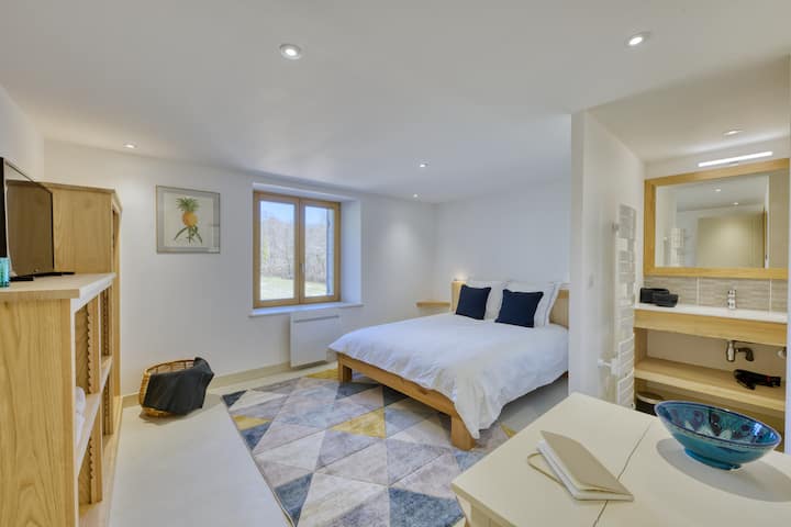 Chambre 4 au rdc avec salle de bain privative, lit en 160, penderie et rangements, tv, coin bureau / Bedroom 4 on the ground floor with private bathroom, 160 bed, wardrobe and storage, TV, office area