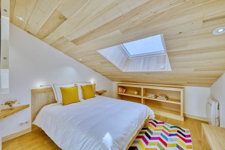 Bedroom 1 with a bed 160, storage unit, velux with blind. / Bedroom 1 with 160 bed, cupboard, skylight with blind.