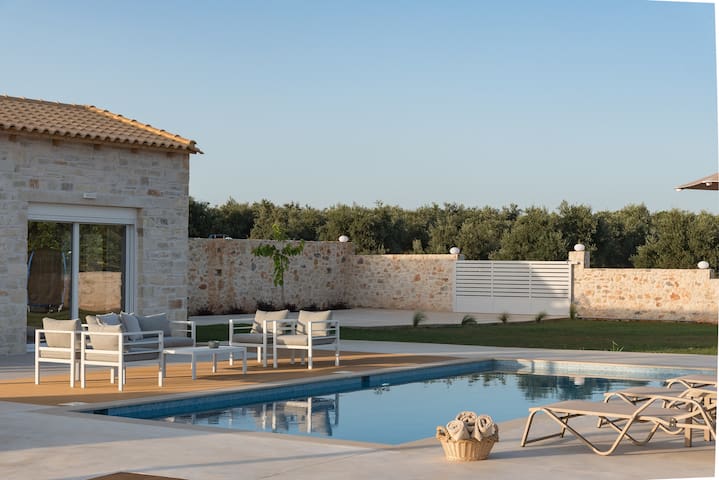 Evaero Villa I, Family Retreat with a 36m² Pool