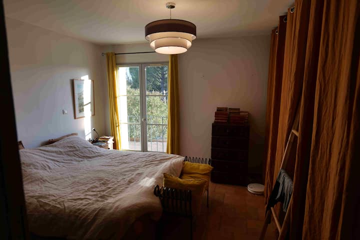 宽敞的业主客房配有180 x 200厘米床和独立卫生间