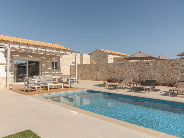 Evaero Villa II, Family Retreat with a 32m² Pool