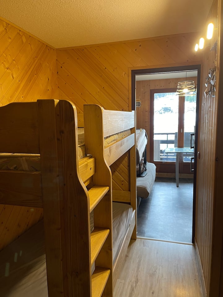 спално помещение с двуетажни легла в 90, подходящо за възрастни . Отделна врата с всекидневна зона