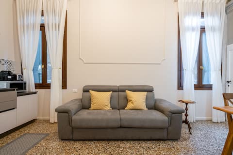 Popular Airbnb listing: Apartment Sisila - Palazzo Raspi in Venice