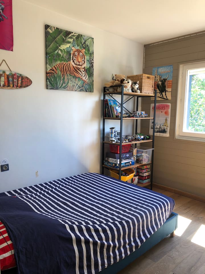 Spavaća soba s igrama i radnim stolom , krevetom od 140 cm i ormarom .
