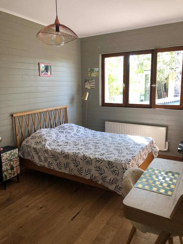 Spavaća soba s radnim stolom , ormarom i garderobom. Krevet od 140 cm.