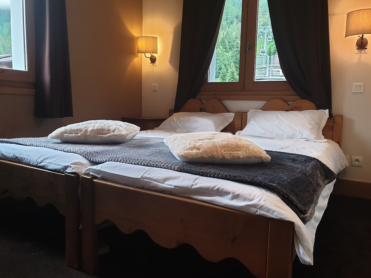 De tweede slaapkamer  heeft twee eenpersoonsbedden en een grote inbouwkast. Zeer licht met twee ramen, heb je voldoende mogelijkheid om de Zwitserse Alpen te bewonderen wanneer je wakker wordt.