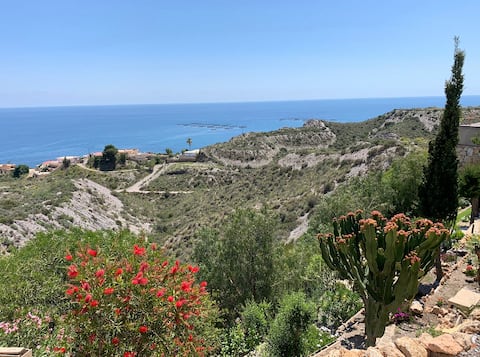Top performing Airbnb: Cheerful ocean view villa in Murcia