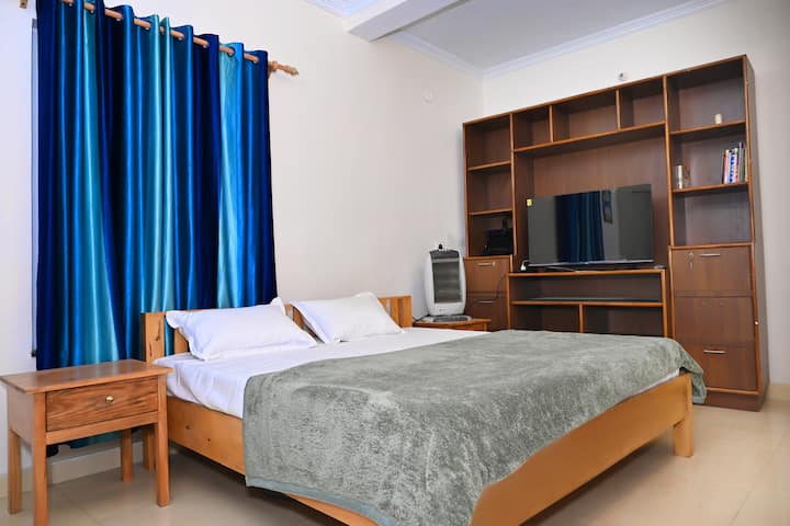 Спална соба бр .1 на приземјето на вилата...