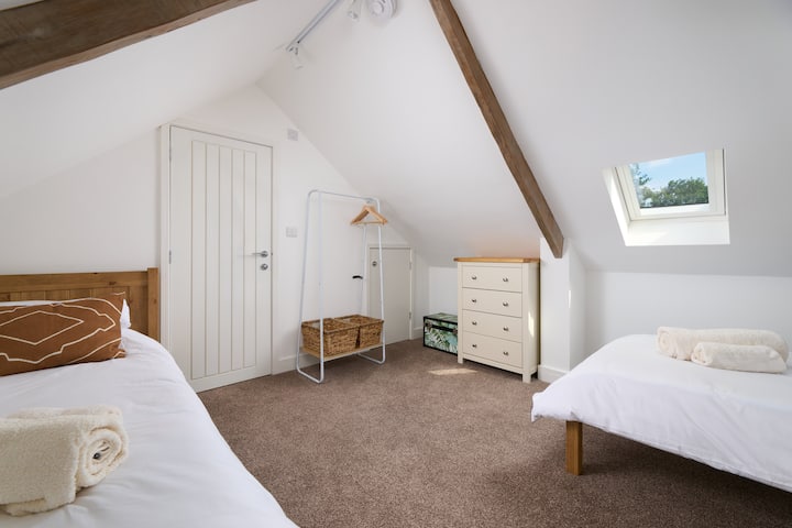 The Twin Room, located on the second floor, has 2 single beds and an en suite shower and toilet.