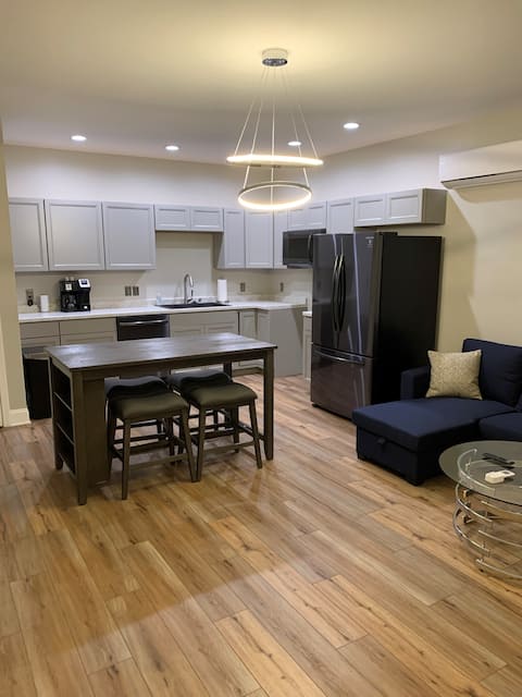 (u2) Lovely high end 1 bedroom with pull out sofa.