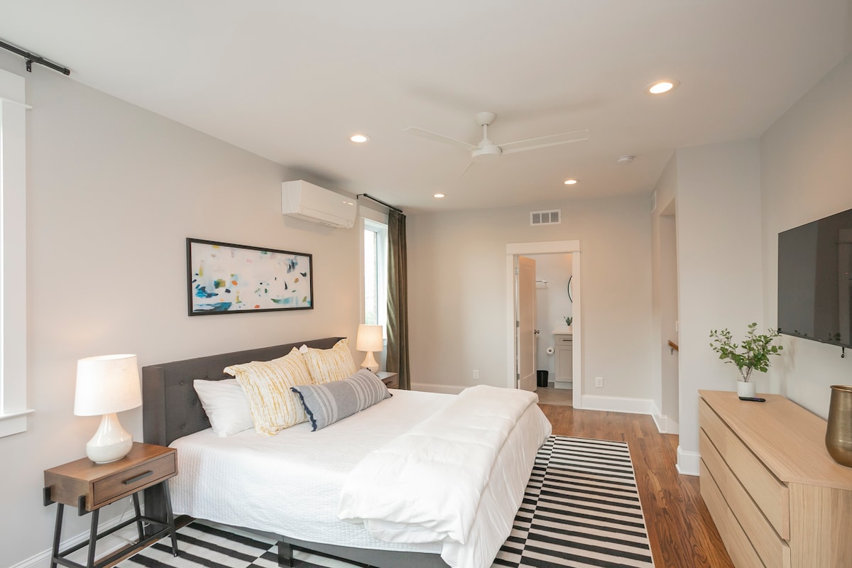 ¡Sumérjase en nuestra lujosa cama tamaño king con un lujoso colchón de espuma viscoelástica, cortinas opacas y póngase al día con su programa favorito! El dormitorio principal es todo el segundo piso de la casa adosada y también cuenta con un baño completo en suite.