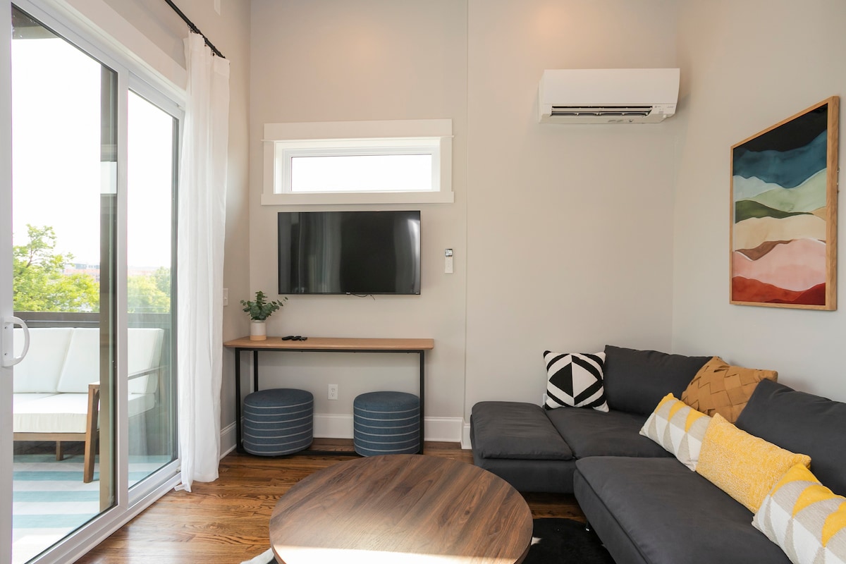 El salón del tercer piso es el lugar perfecto para ver un partido, trabajar un poco o tomar un coctel de la hora feliz. El salón del tercer piso también se puede utilizar para dormir con nuestro lujoso colchón hinchable tamaño queen. ¡También hay un baño completo justo al lado del salón!