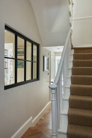 Beautifully presented entire London townhouse gallery image 5