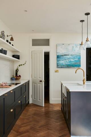 Beautifully presented entire London townhouse gallery image 4