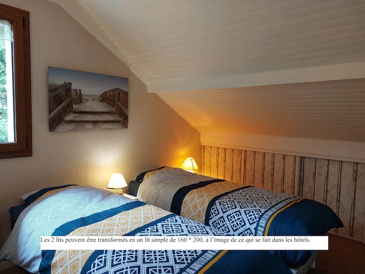 Dhoma e gjumit nr. 1 në katin e sipërm me 2 krevate tek dhe ventilator.

Këta 2 krevate mund të shndërrohen në një krevat dopio "king", ngjashëm me atë që bëhet në hotele.

