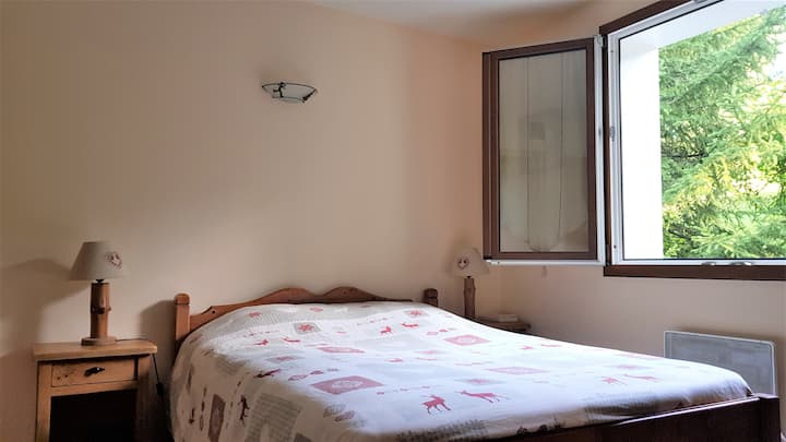 Dhoma e gjumit 1 në katin përdhes me dush dhe ventilator
