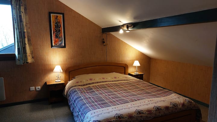 Dhoma e gjumit nr. 4 në katin e sipërm me krevat dopio "king", kinema në shtëpi dhe ventilator.

