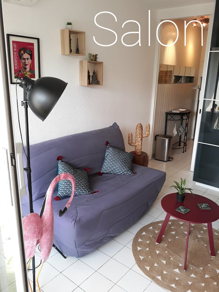 客厅配有BZ （ 2个座位） ，可俯瞰小厨房和用餐区