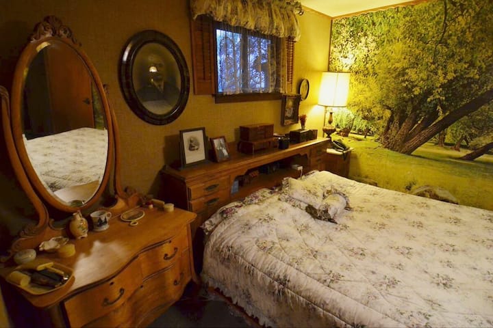 ห้องนอนใหญ่: อีกหนึ่งวอลล์เปเปอร์ที่ยอดเยี่ยมจากคุณยายฮ่าฮ่า