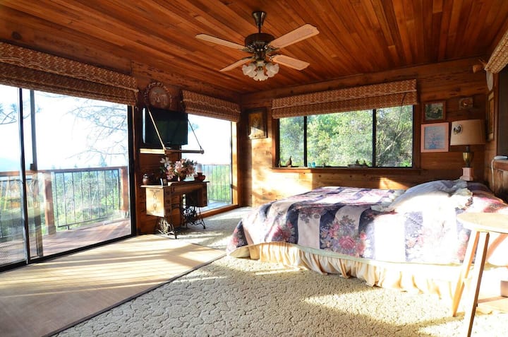 ห้องนอนชั้นบน: วิวหุบเขาทั้งหมดและเทือกเขาเซียร์ราเนวาดา * ยังใหม่กับห้อง - ม่านทึบแสงเครื่องปรับอากาศและเครื่องนอนใหม่... แต่มีคนเอาทีวีไป เราจะเปลี่ยนใหม่เร็วๆนี้:)