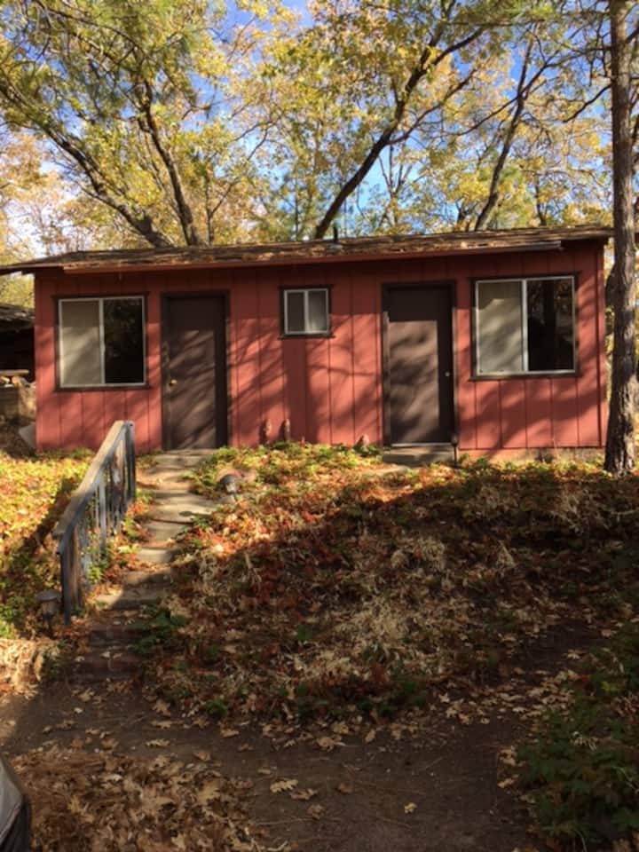 Bunkhouse: มีห้องนอน 2 ห้องและห้องน้ำรวมในบ้านสองชั้น ห้องนอนแต่ละห้องมีทางเข้าแยกกัน 