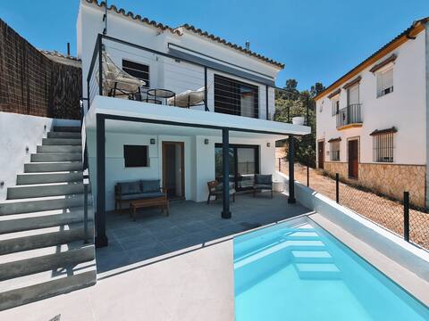 Modern cottage with pool and view - elbosque