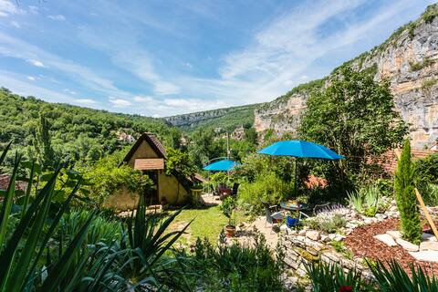Air-conditioned studio with garden and stunning views