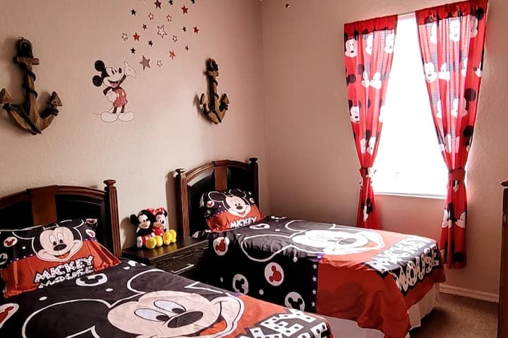 Dormitorio4 con TEMÁTICA DE MICKEY. Dos camas individuales.