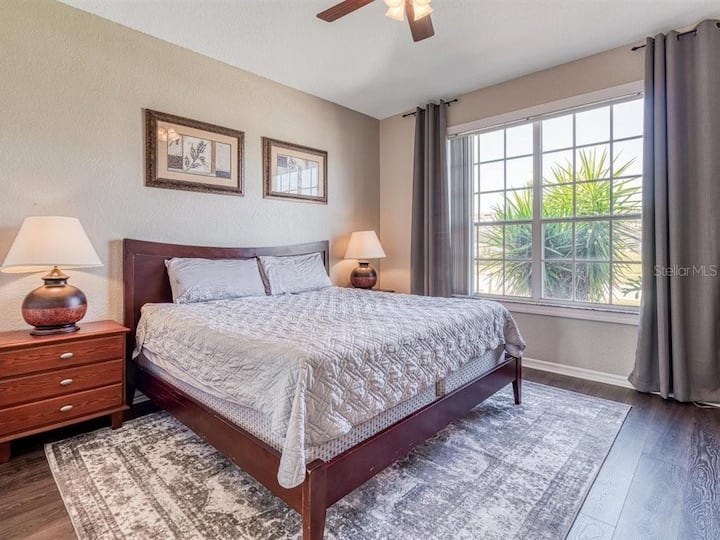 Cama tamaño king en el segundo dormitorio