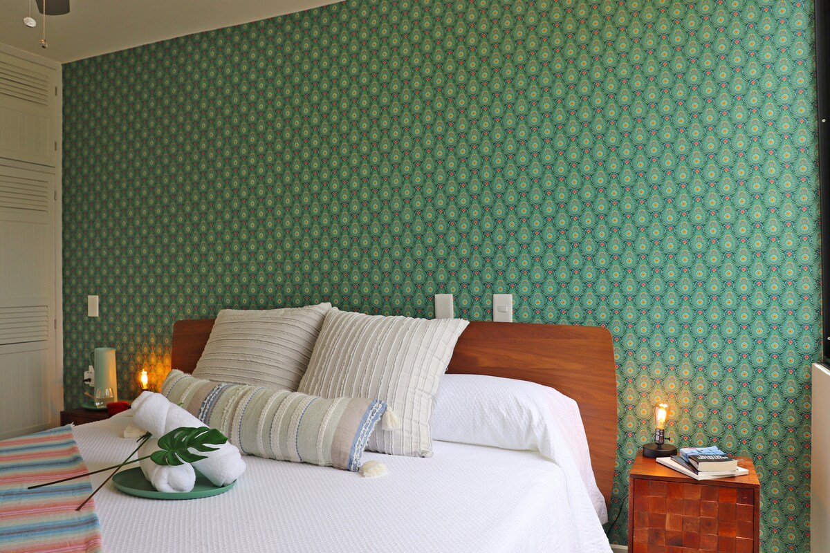 Hlavná spálňa má pohodlnú manželskú posteľ King Size // Hlavná izba má pohodlnú manželskú posteľ.