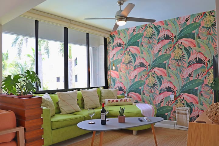 Sala de estar, con ventilador de techo y tv // Living room with ceiling fan and tv