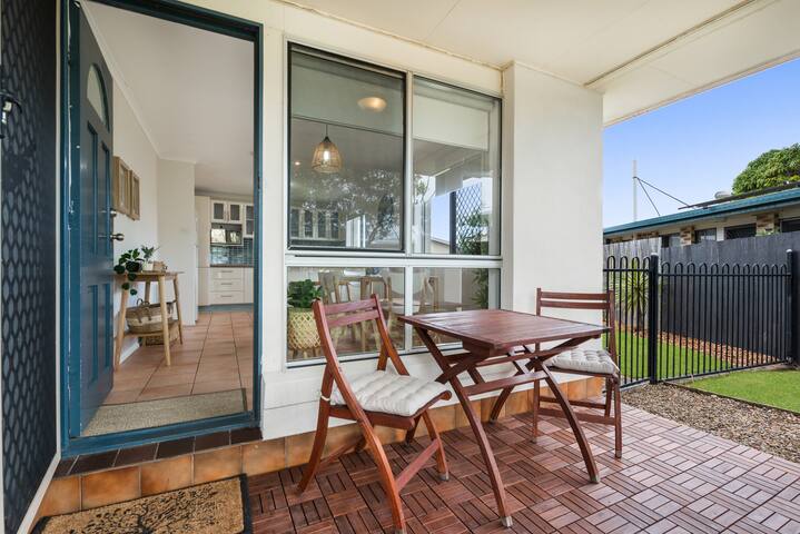 Family Friendly Beach House: Short stroll to beach