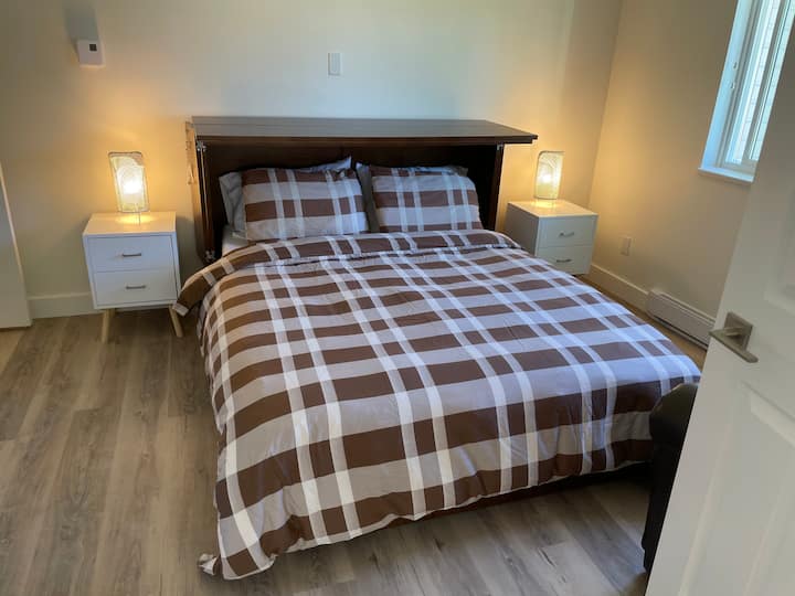 Ეს არის ერთი კომფორტული კარადის საწოლი!  Საჭიროებისამებრ, საწოლი შეიძლება დაიკეცოს უკან და გამოიყენოს სათამაშო სივრცედ ან სამკითხველო ოთახად. 