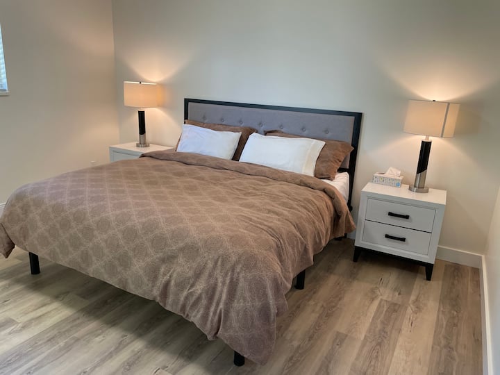 Ფართო მთავარი საძინებელი დიდი ზომის საწოლით, ცალკე კომპლექტით და პატიოსა და უკანა ეზოს პირდაპირი წვდომით. 